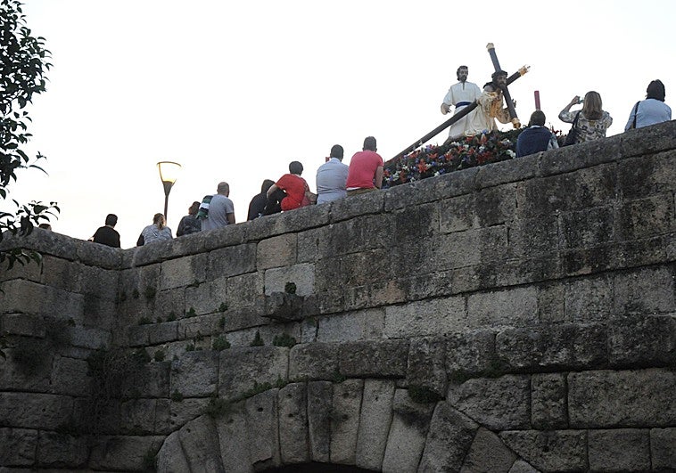 El Nazareno de Santa Eulalia y el Cristo de las Tres Caídas impregnan con cambios el miércoles emeritense